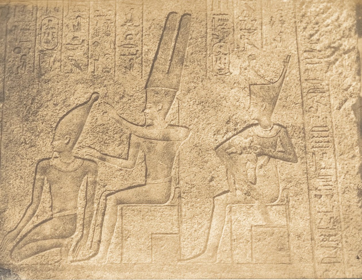 Buitensculpturen van het Granieten Heiligdom van het Paleis van Karnac Ammon verzekerend de c..., 1849-50 door Maxime Du Camp