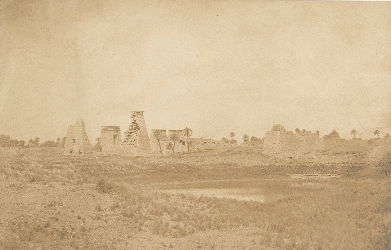 Vue des propylées du palais de Karnac, prise du Sud-Est, 1849-50 door Maxime Du Camp
