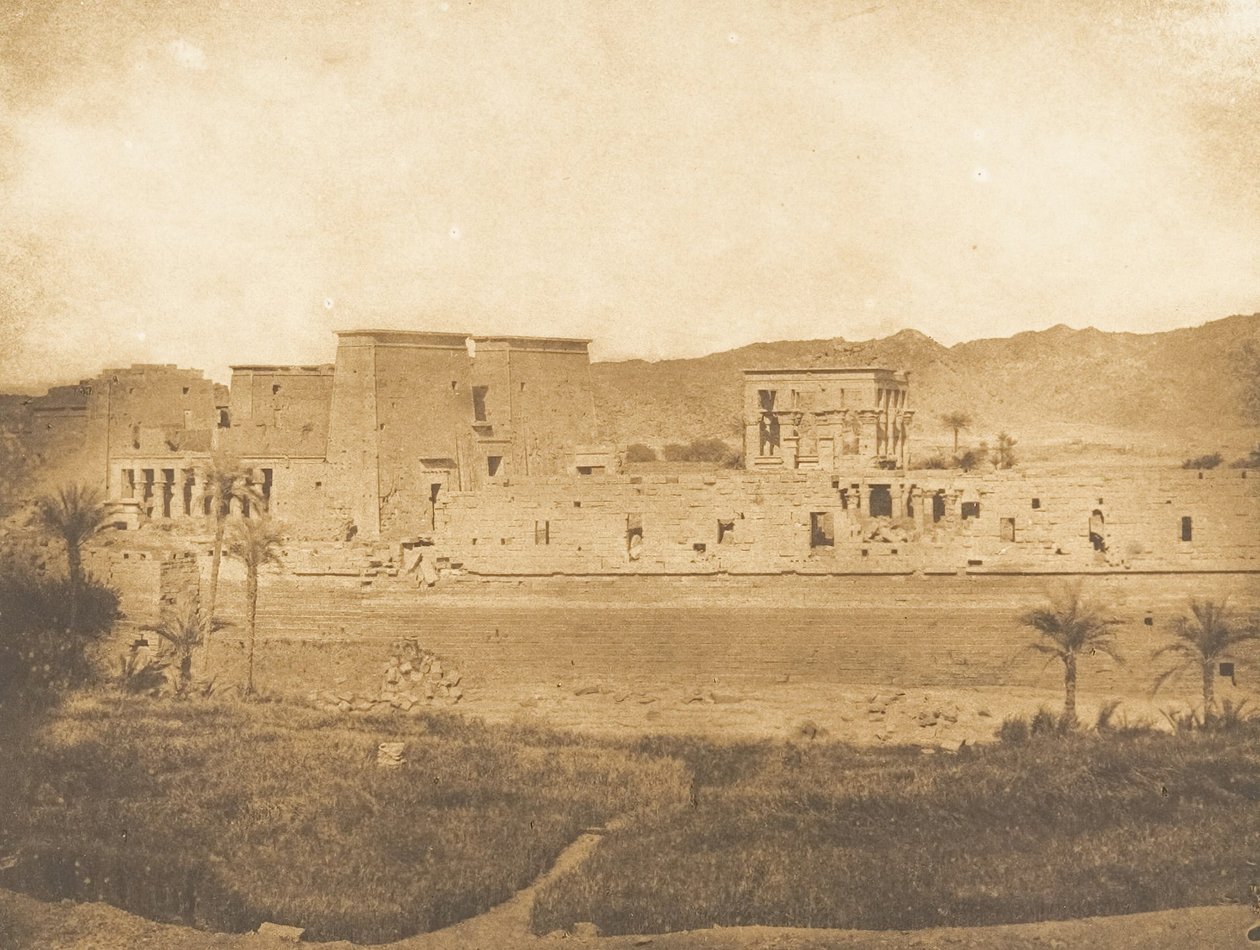 Algemeen uitzicht op het eiland Philae, genomen vanaf het eiland Begueh West, 1849-50 door Maxime Du Camp