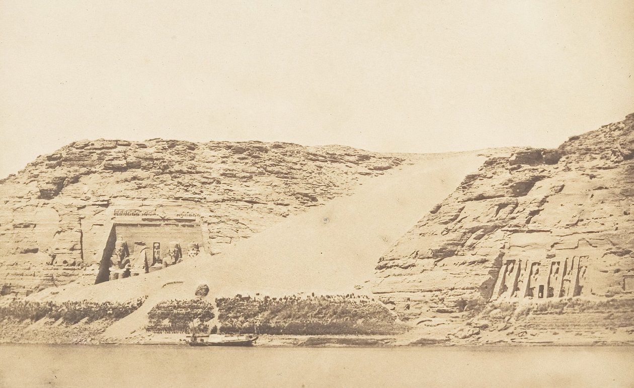 Algemeen Uitzicht op de Spéos van Phré en Athor, in Abousembil, genomen vanaf het eiland door Maxime Du Camp