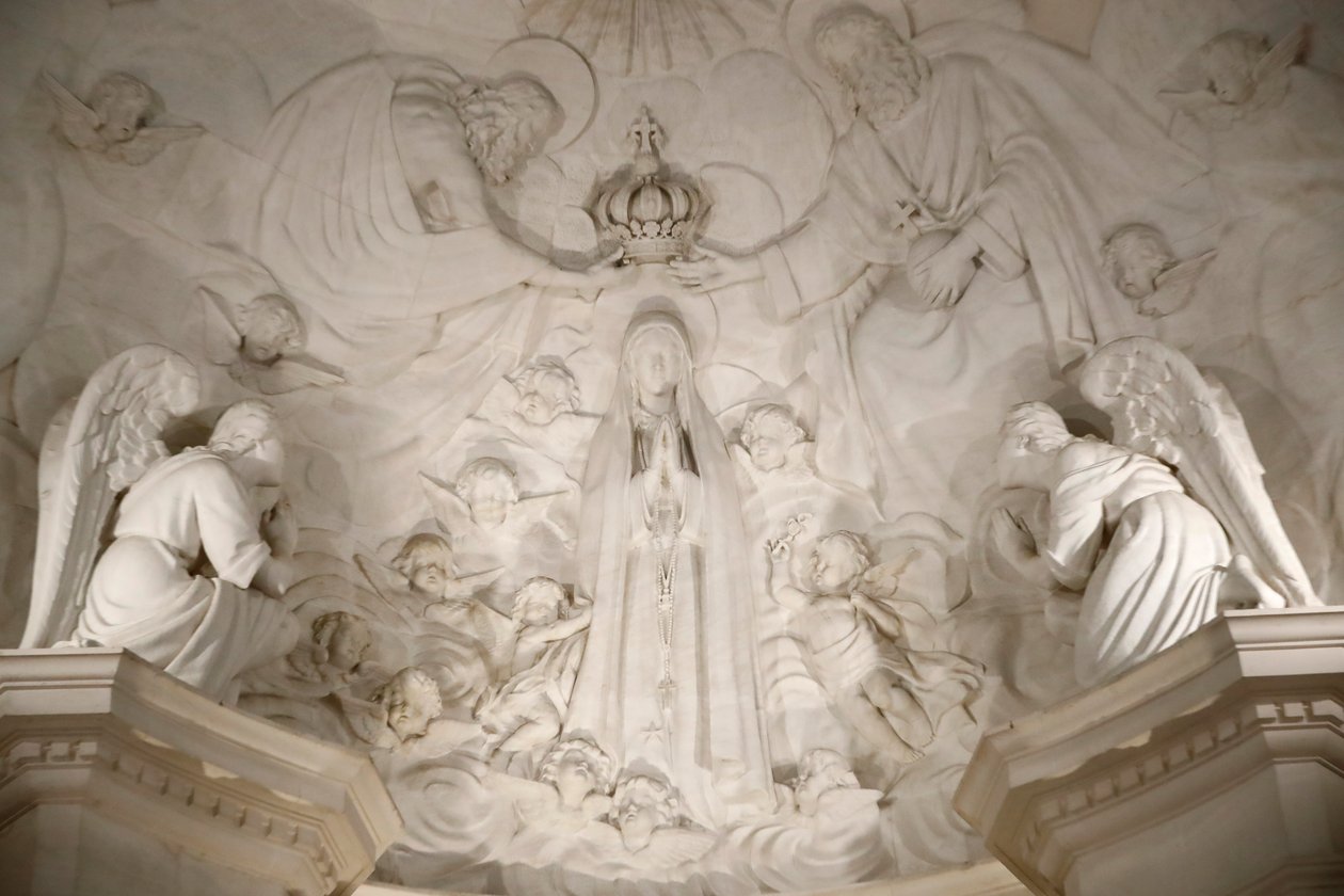 Heiligdom van Fatima. Interieur van de oude basiliek van Fatima. De kroning van de Maagd. Portugal. door Maximiano Alves