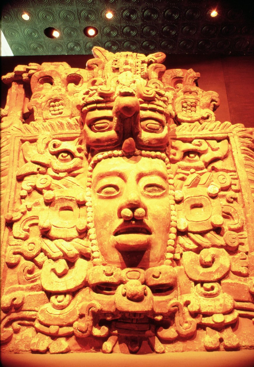 Detail van een tempelmuur met het hoofd van een zonnegod door Mayan