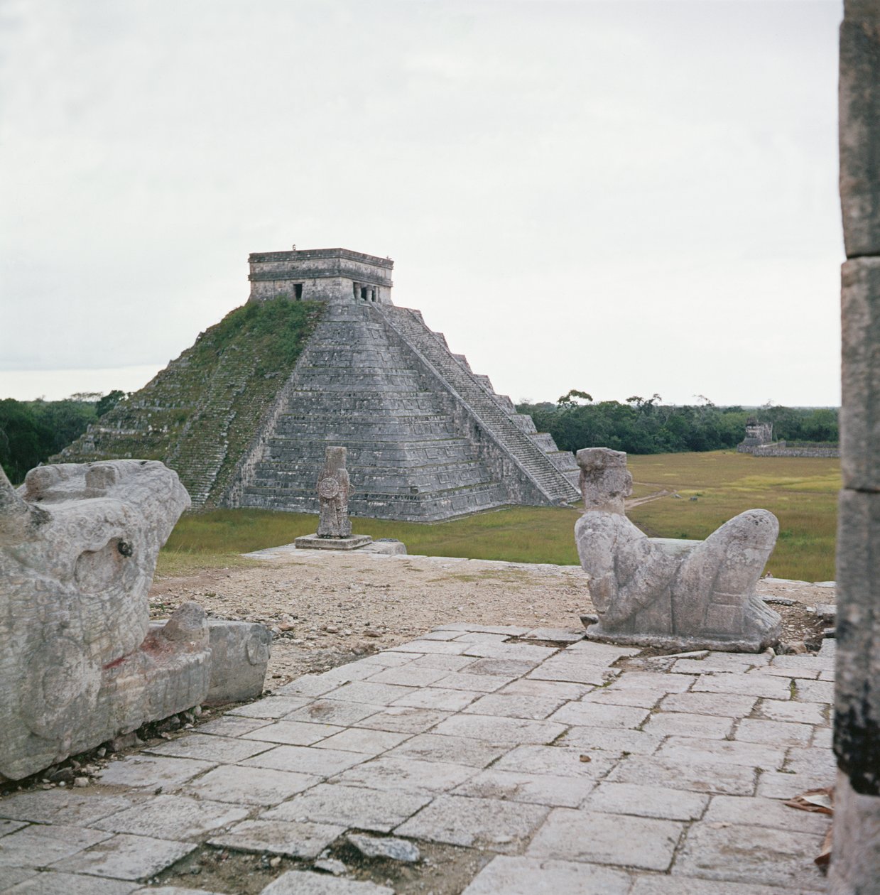 El Castillo, uitzicht vanaf de Tempel van de Krijgers, met Chacmool door Mayan