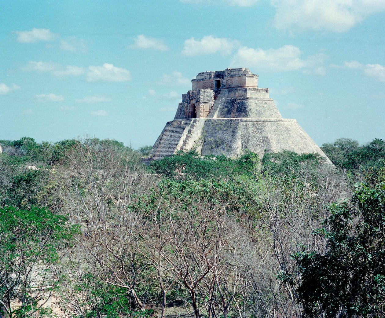 Precolumbiaanse beschaving: zicht op de bovenste tempel op de site van Uxmal, oude Maya hoofdstad, Puuc stijl. Noord Yucatan 600-900 AD. Mexico door Mayan