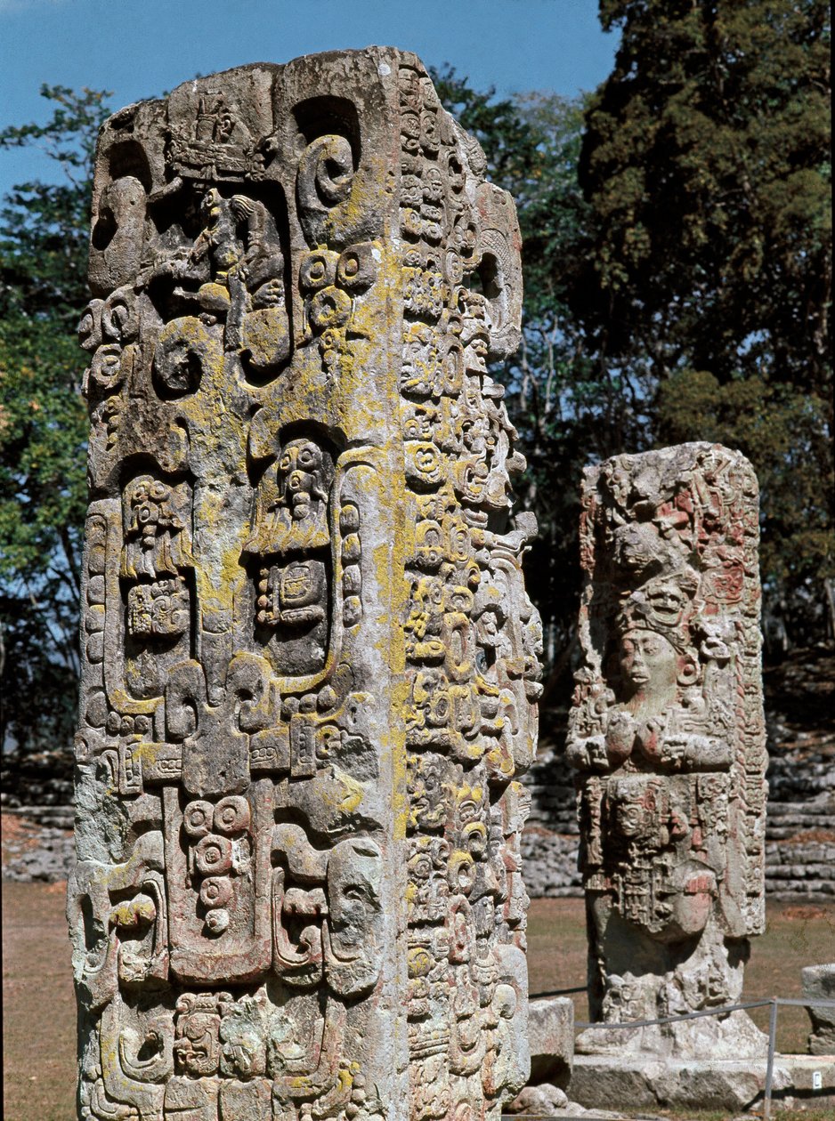 Stele A en C, Plaza de Ceremonias door Mayan