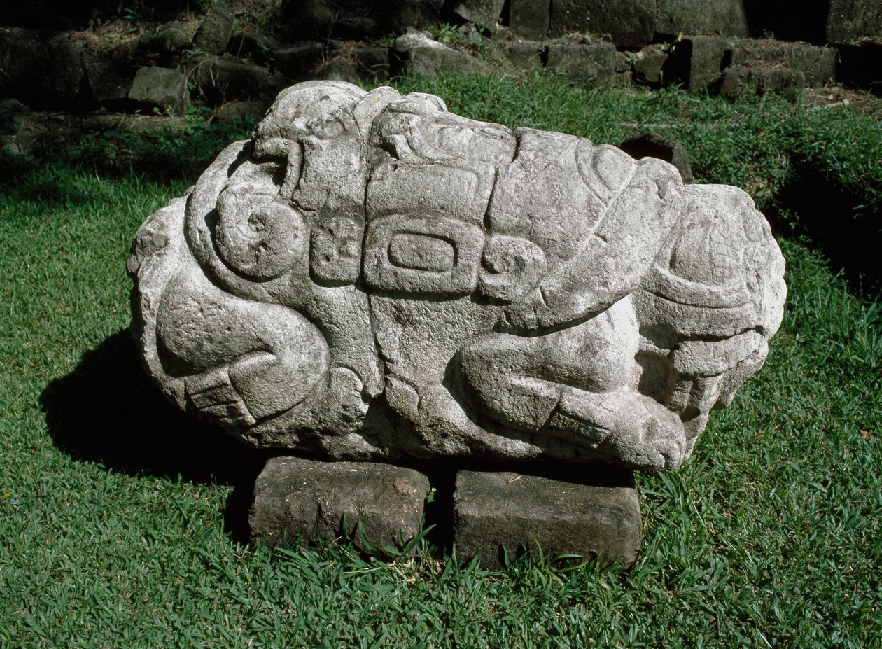 Zoomorfisch altaar uitgehouwen in een blok zandsteen door Mayan