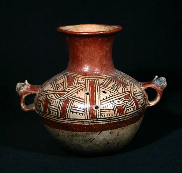 Grafurn met gaten uit Utatlan (Cumarcaaj), Quiche, Guatemala, Midden-Amerika, Post Klassieke Periode door Mayan Mayan