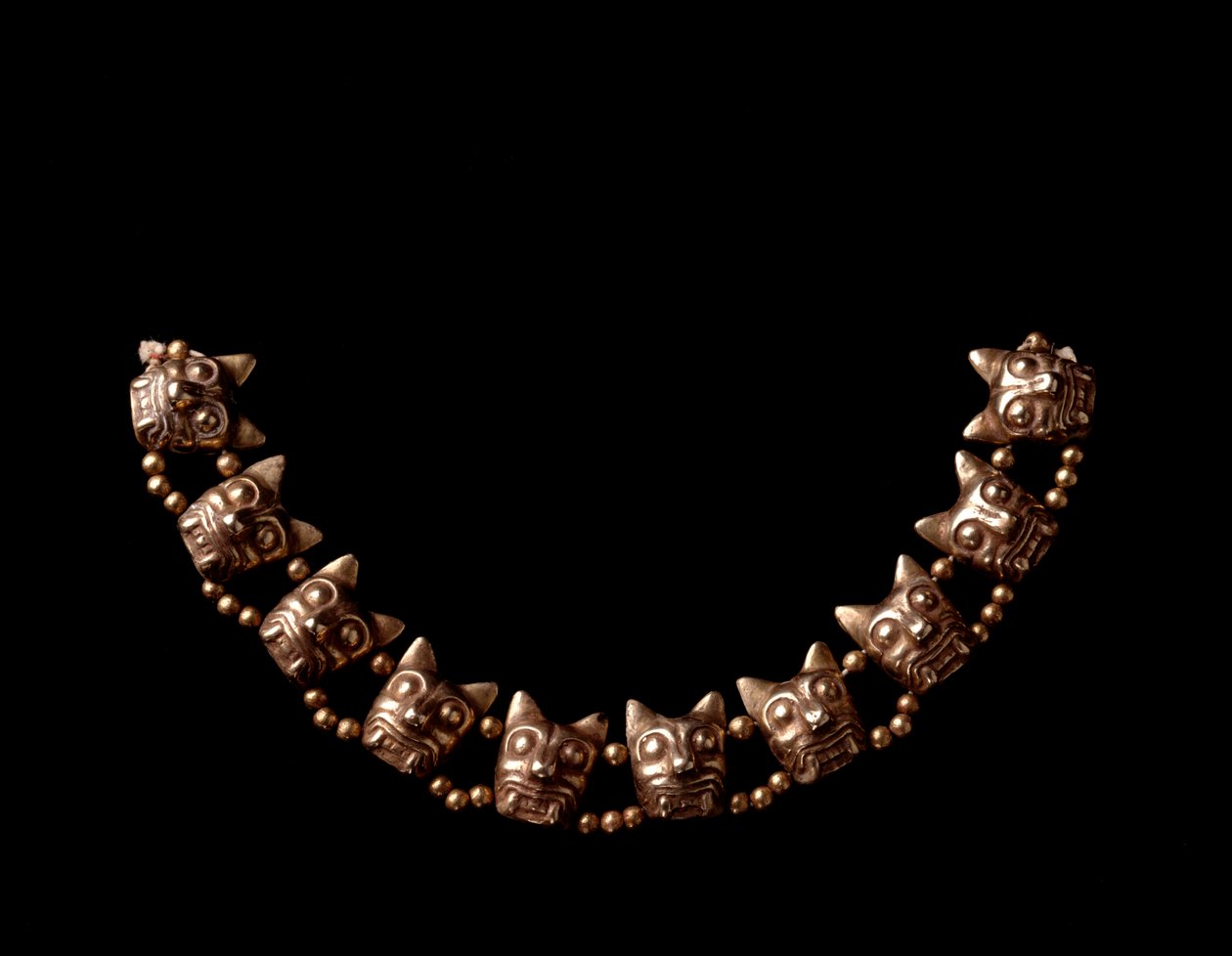 Precolumbiaanse kunst, Maya beschaving, postklassieke periode: gouden ketting bestaande uit elementen in de vorm van jaguarkoppen. 600-1100 AD uit Iximche, Chimaltenango, Guatemala. door Mayan Mayan