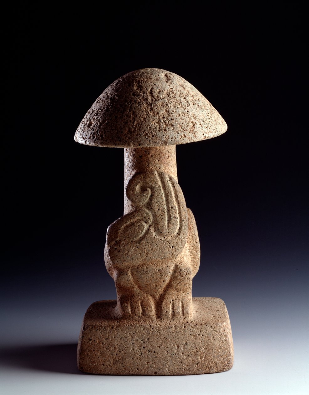 Precolumbiaanse kunst, Maya beschaving, preklassieke periode: basalt sculptuur in de vorm van een paddenstoel met de voorstelling van een gestileerde slang. Uit Kaminaljuyu, Guatemala. door Mayan Mayan