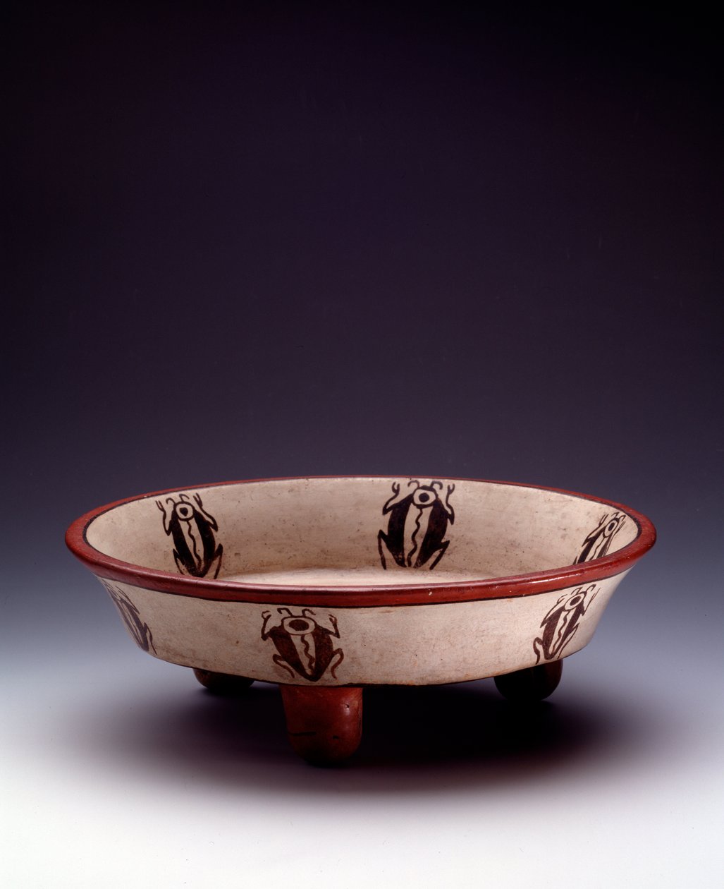 Precolumbiaanse kunst, Maya-beschaving, late klassieke periode: tripode polychrome kleischaal versierd met kevers. Uit Peten, Guatemala door Mayan Mayan