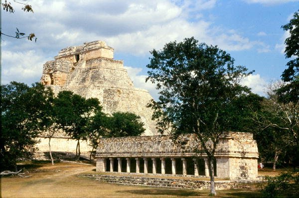 Het Huis van de Vogels en de Piramide van de Muzikant, Late Klassieke Maya, c.700-900 AD door Mayan Mayan