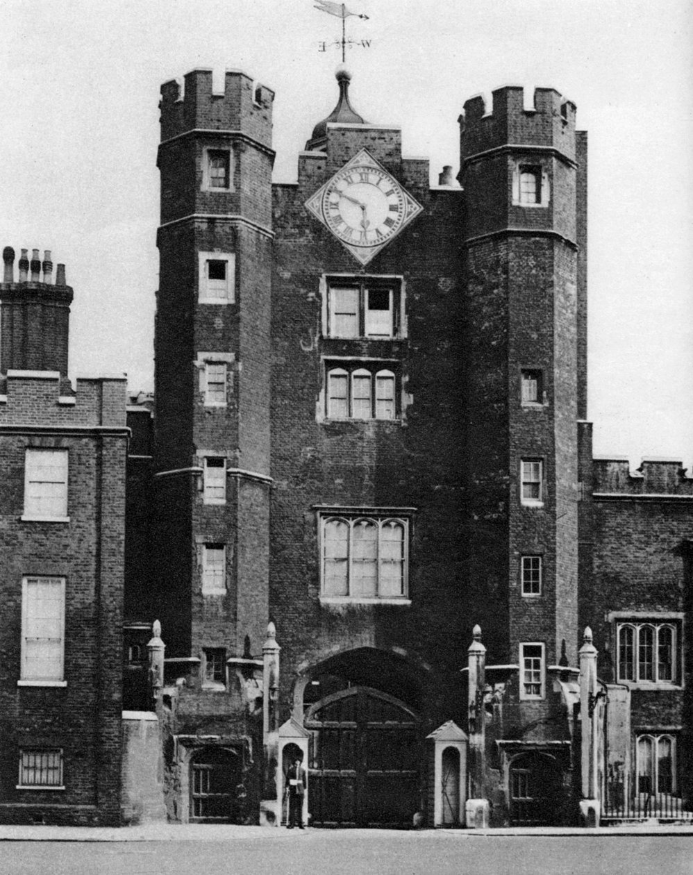 Bakstenen poortgebouw voor een koninklijk jachthuis in St Jamess, Londen, 1926-1927 door McLeish