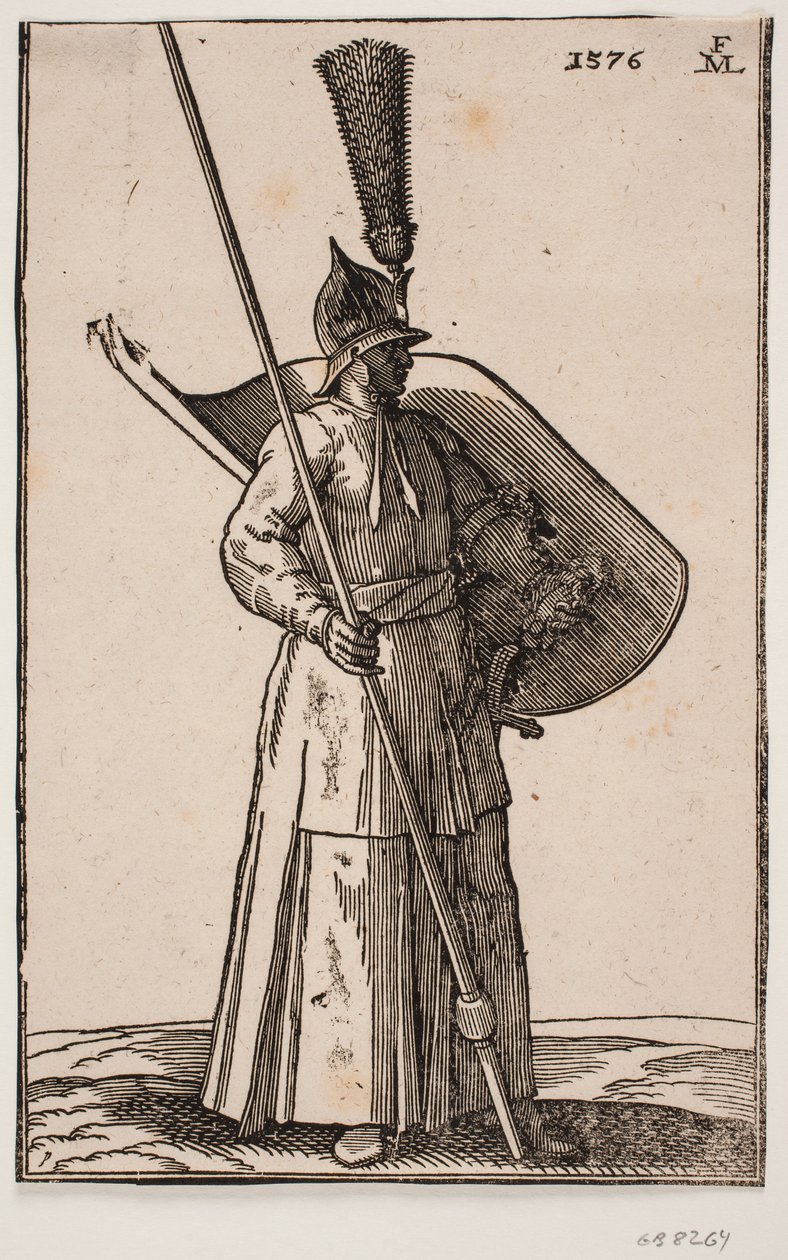 Staande soldaat, naar rechts gekeerd; op het hoofd een puntige helm met een aanzienlijke veerbos; in de rechterhand een lans, waarvan de top buiten de bovenste kaderlijn is; op de linkerarm een schild met de binnenkant naar boven gekeerd door Melchior Lorck