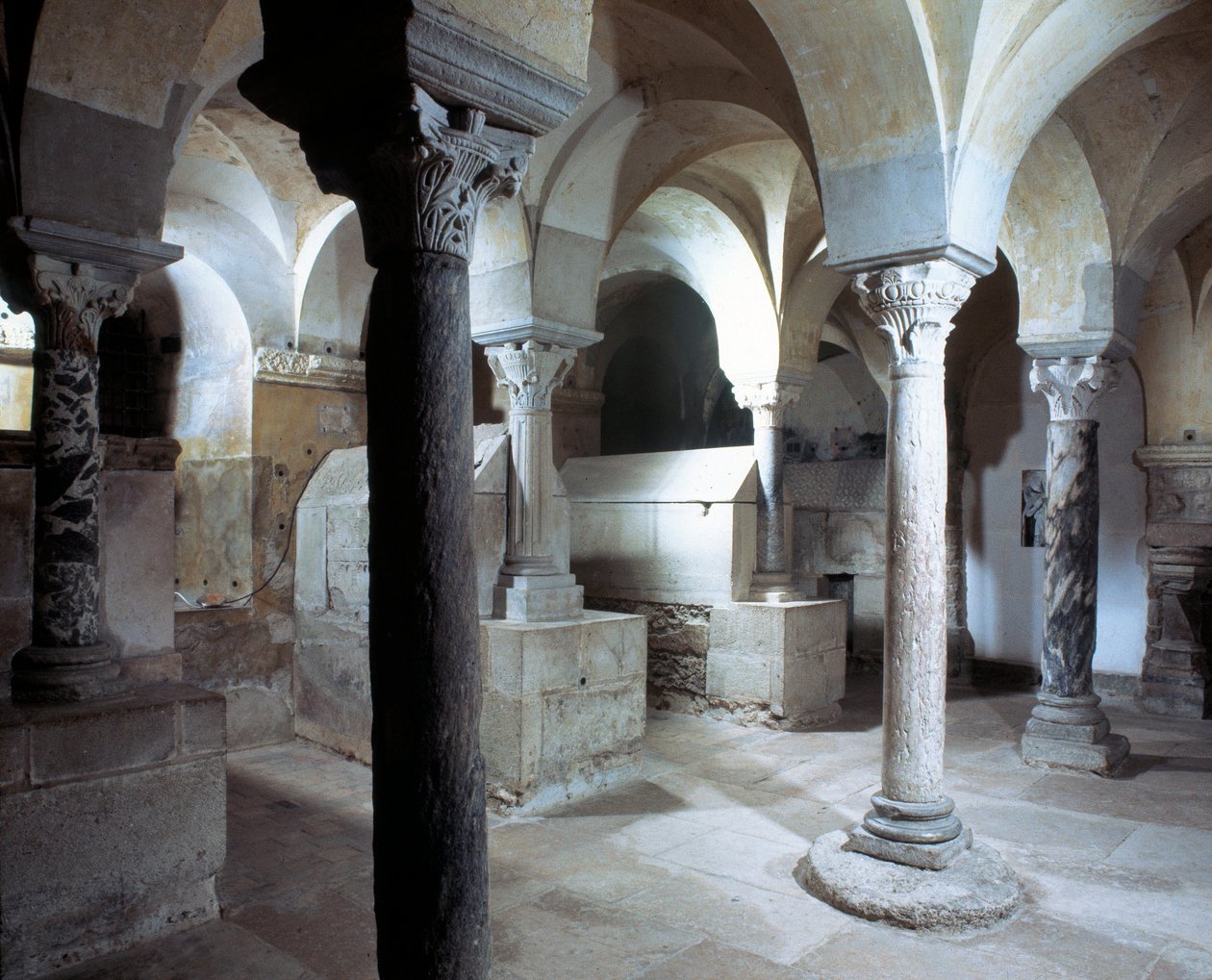 Merovingische kunst: uitzicht op de crypte van de Abdij van Jouarre. 7e eeuw na Christus door Merovingian