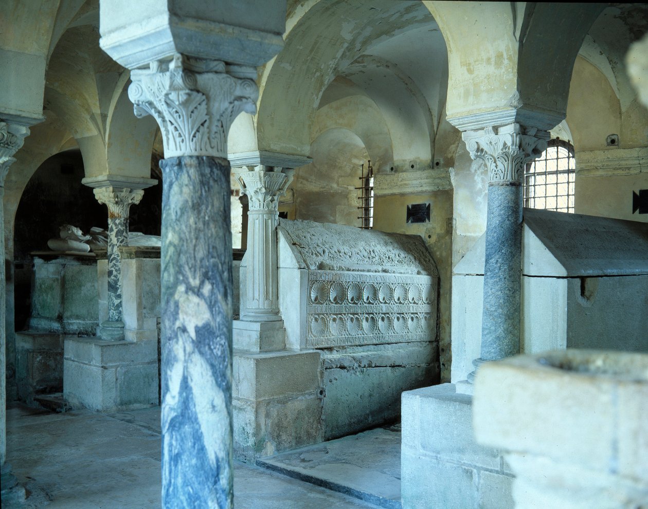 Merovingische kunst: uitzicht op de crypte van de Abdij van Jouarre. 7e eeuw na Christus door Merovingian