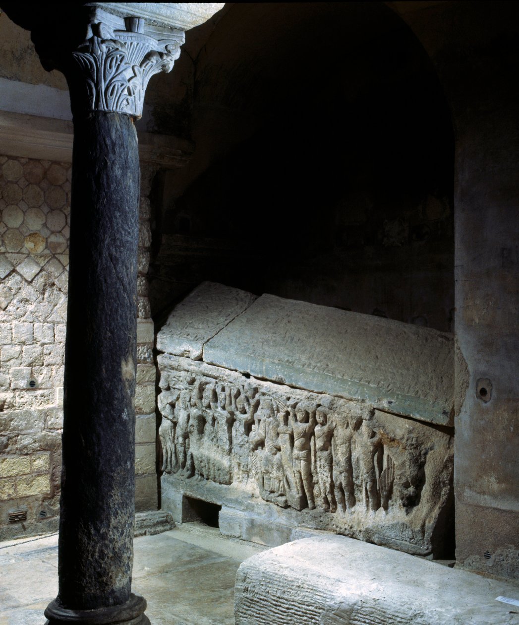 Merovingische kunst: graf van Agilbert (7e eeuw), bisschop van Parijs. Stenen grafmonument. Abdij van Jouarre (Seine en Marne). door Merovingian