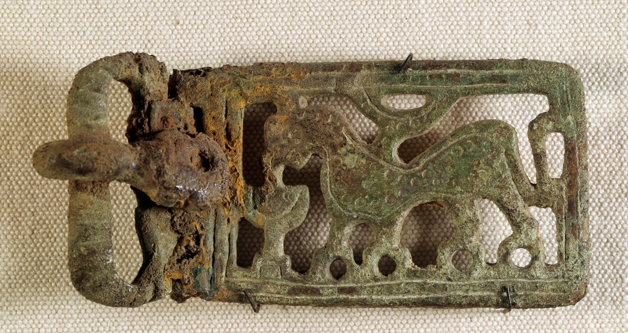 Merovingische kunst: gordelgesp die een fantastisch dier voorstelt. Gallië 6e eeuw. Nationaal Museum voor Archeologie van Saint Germain en Laye door Merovingian Merovingian