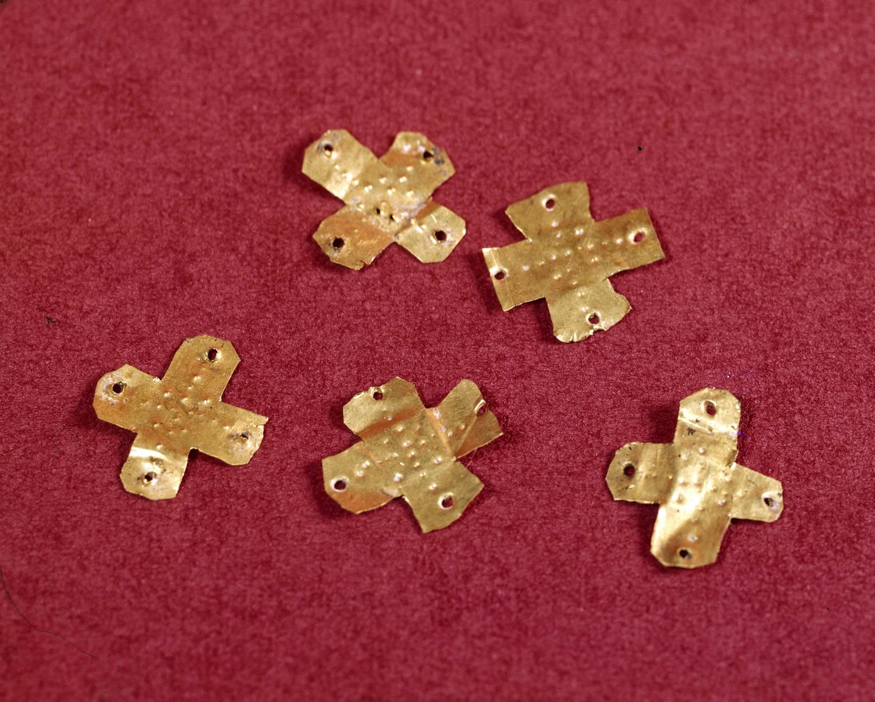 Merovingische kunst: kleine kruisen in goud. 6e eeuw. Museum voor Nationale Archeologie van Saint Germain en Laye door Merovingian Merovingian