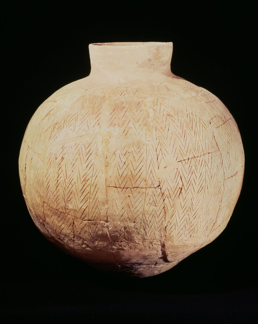 Vaas met decoratief snijwerk, van Tell-Hassuna, 5e millennium v.Chr. door Mesopotamian