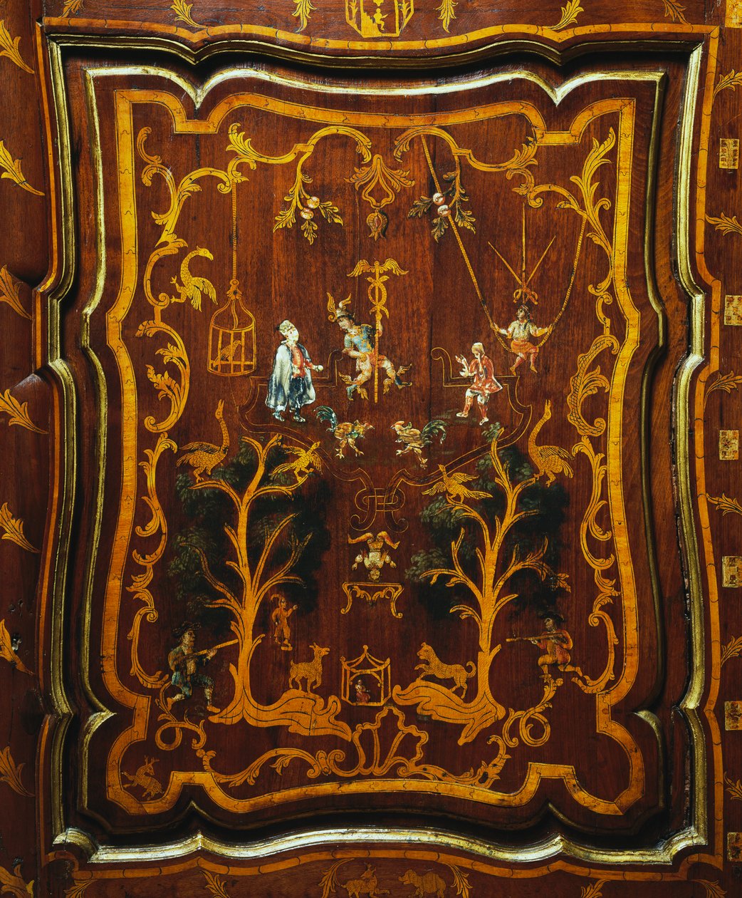 Rococo stijl houten linnenkast met polychrome inleg en voet, Koloniale periode door Mexican School