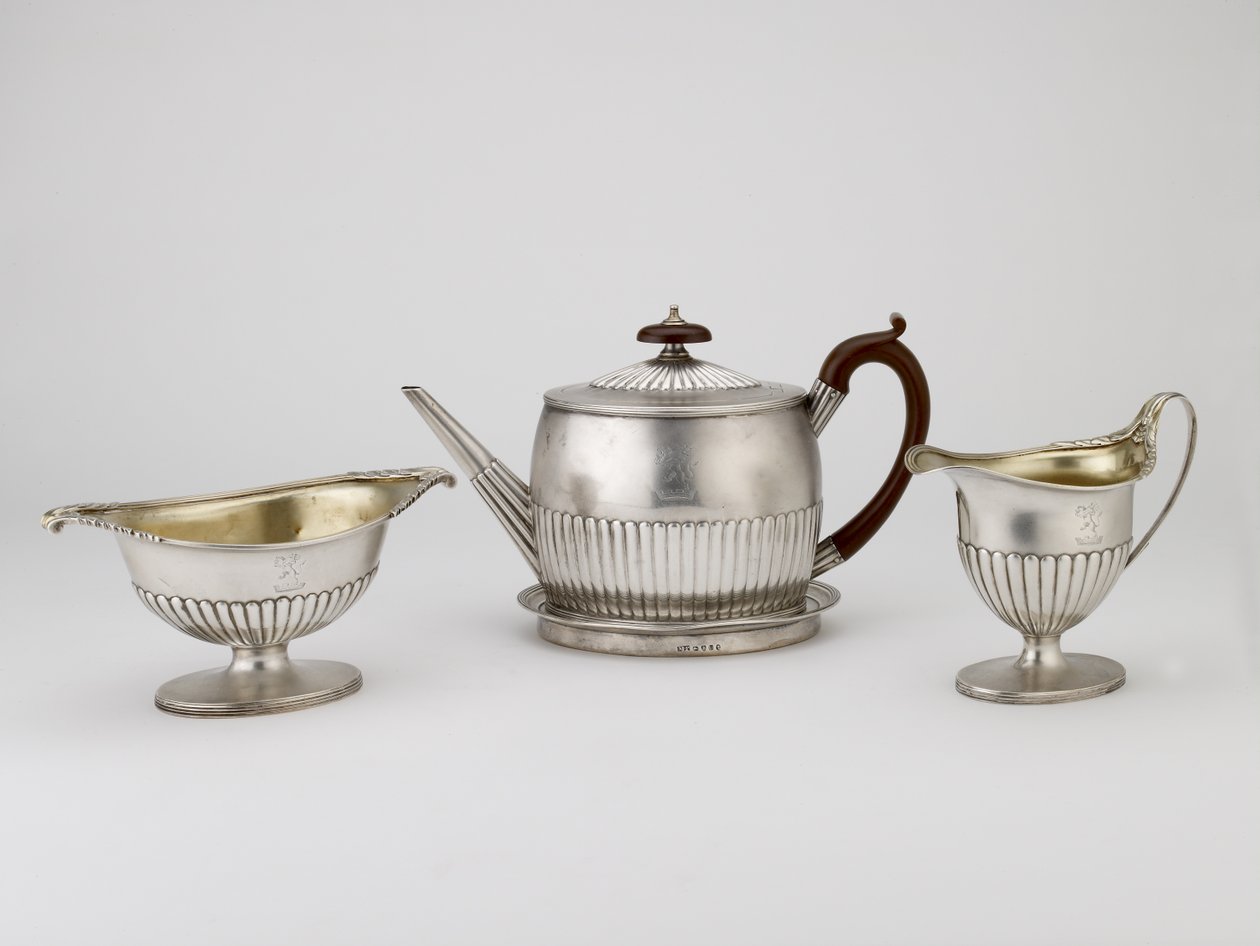 Theepot en standaard, roomkan, suikerkom door Michael and Scofield, John Plummer