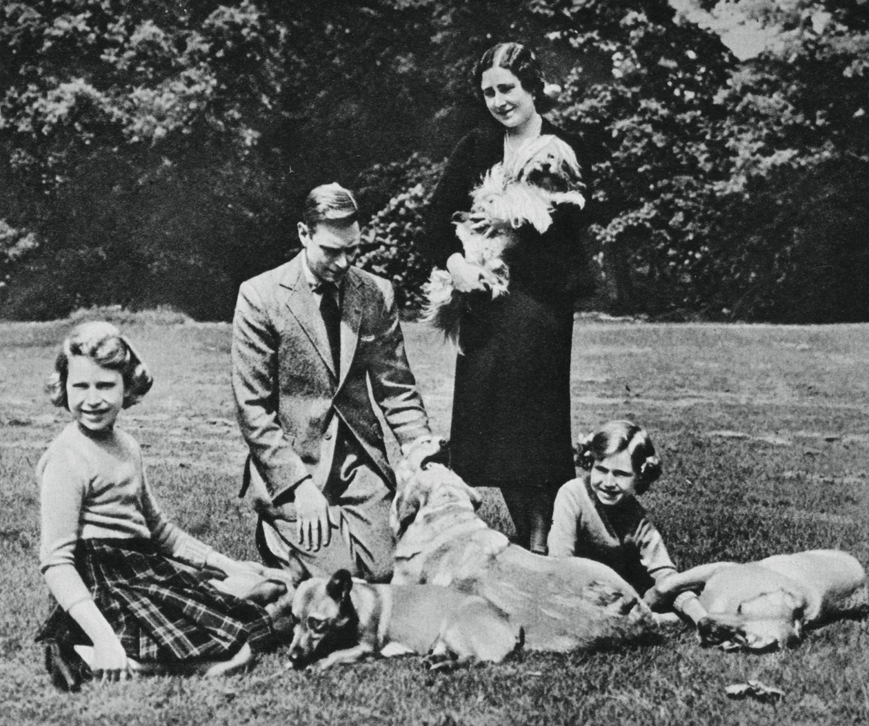 Koninklijke familie als een gelukkige groep hondenliefhebbers, 1937 door Michael Chance