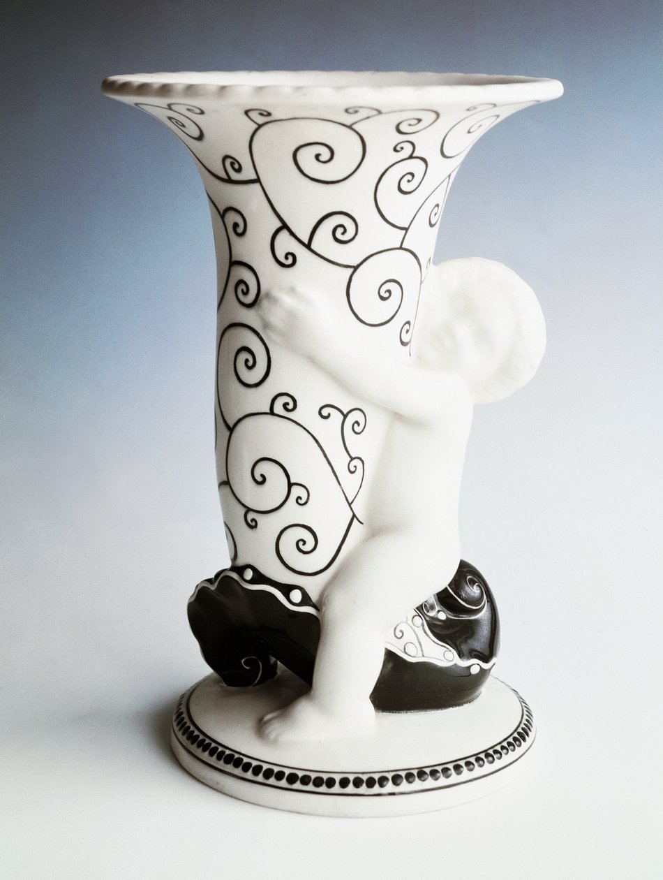 Vaas met zwarte decoratie, kegelvormig lichaam vastgehouden door een cherubijn, Vereinigte Wiener Und Gmundner Keramik, Oostenrijk, 20e eeuw (wit geëmailleerd aardewerk) door Michael Powolny