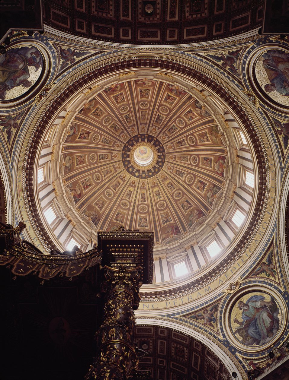 Uitzicht op het interieur van de koepel, begonnen door Michelangelo in 1546 en voltooid door Domenico Fontana in 1593 door Michelangelo Buonarroti