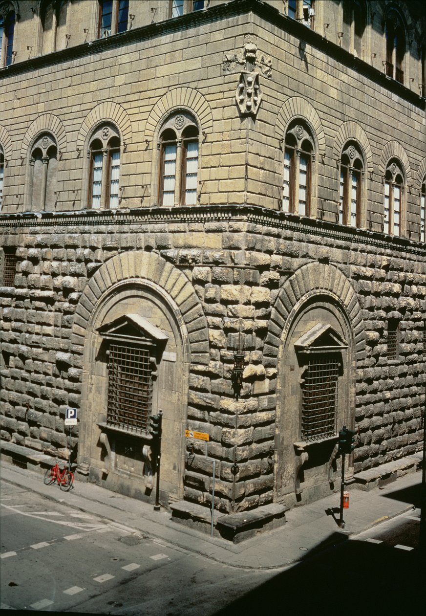 Uitzicht op de buitenkant met het Medici-wapen door Michelozzo di Bartolommeo