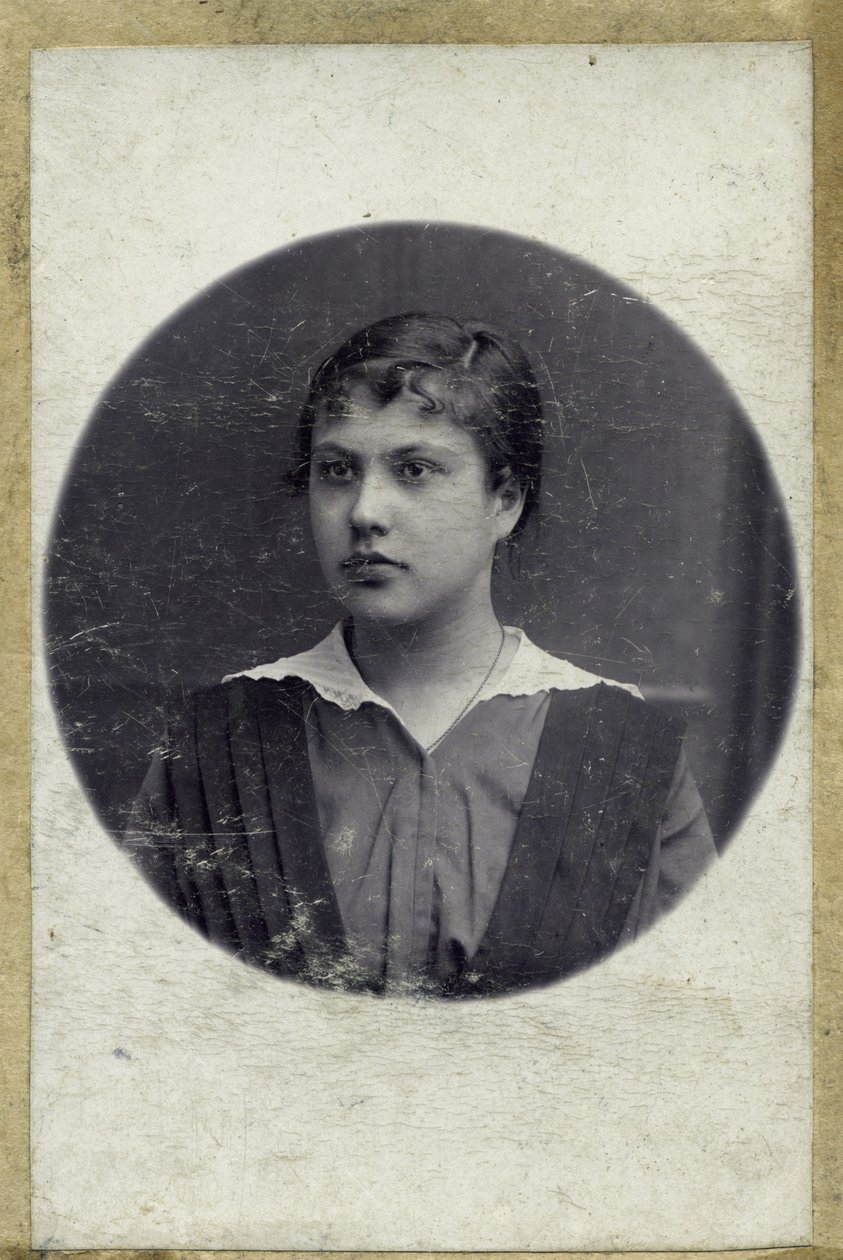 Vintage portret van een jong meisje. De foto is gemaakt rond 1914 jaar (foto) door Mikhail Pogosov