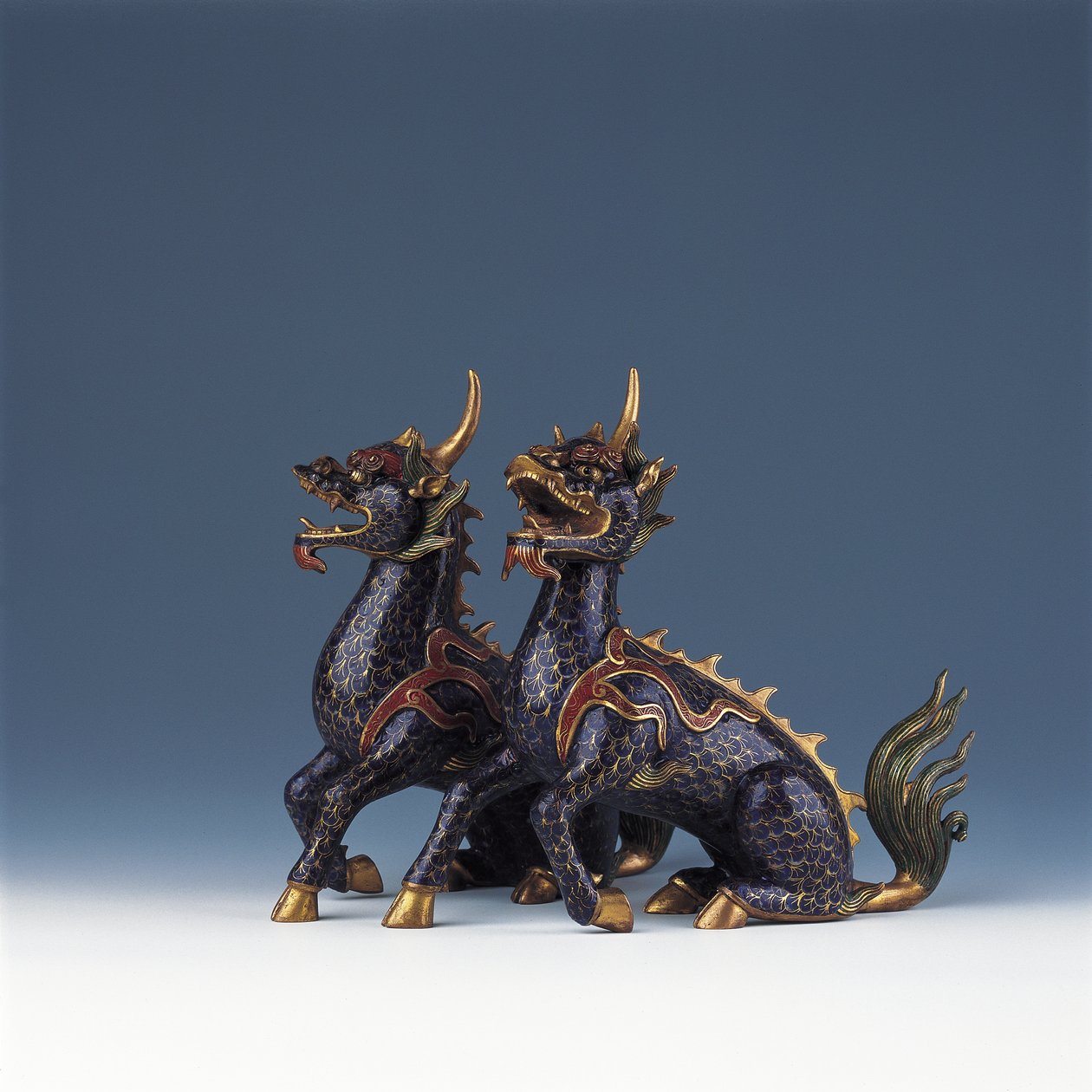 Een paar zittende qilin door Ming Dynasty   Wanli Period Chinese School