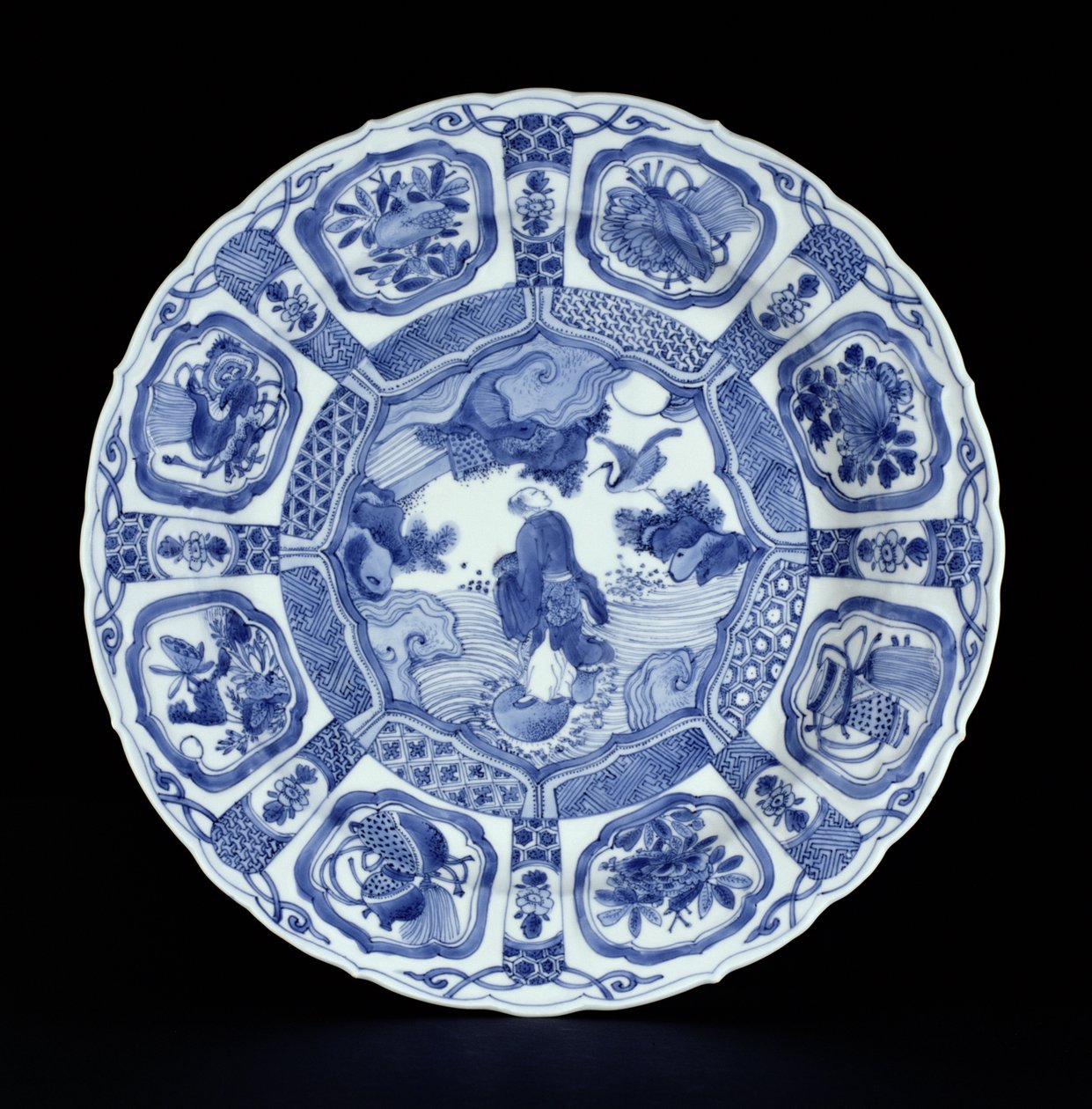 Blauw-witte kraak schaal beschilderd met Li Tiegvai die de zee oversteekt op een dubbele kalebas, Wanli periode, 1594-1610 (porselein) door Ming Dynasty Chinese School