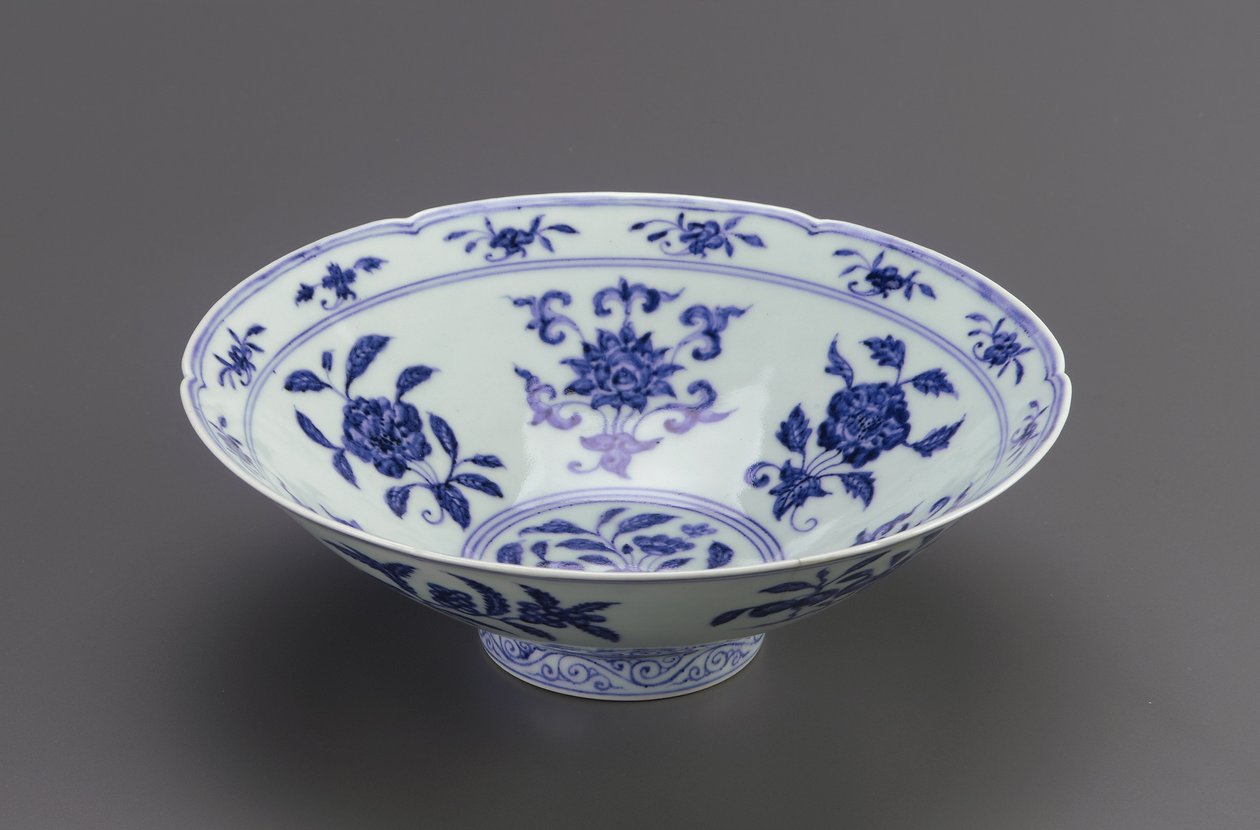 Kom met conische zijden en foliaterand, Jingdezhen, Jiangxi provincie, 1426-35 door Ming Dynasty Chinese School