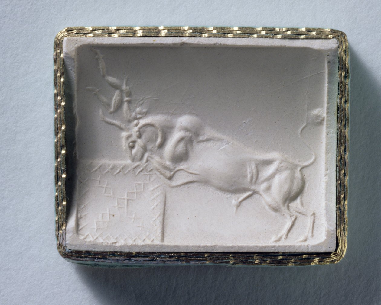 Afdruk van een cilinderzegel die een stier toont die drinkt bij een waterbak, Knossos, Kreta, c.1700-1500 v.Chr. door Minoan