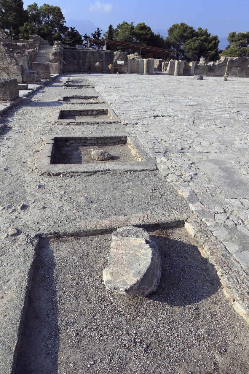 Minoïsche archeologische site van Phaistos. Algemeen uitzicht op de centrale binnenplaats vanaf de heiligdommen van de westelijke vleugel. De centrale binnenplaats is een basis architectonisch element van het Minoïsche paleis. Het is een kern waar de versc door Minoan