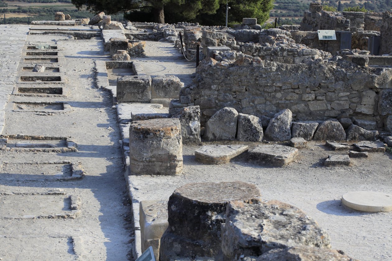 Minoïsche archeologische site van Phaistos. Algemeen zicht op de heiligdommen van de westelijke vleugel langs de centrale binnenplaats vanuit de noordelijke vleugel. Er waren twee soorten heiligdommen: 