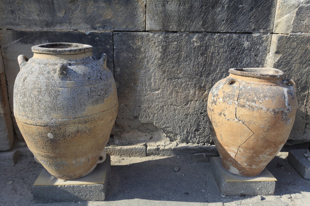 Minoïsch archeologisch terrein van Phaistos. Grote pithoi (opslagkruik), gevonden bij de centrale binnenplaats. Kreta door Minoan
