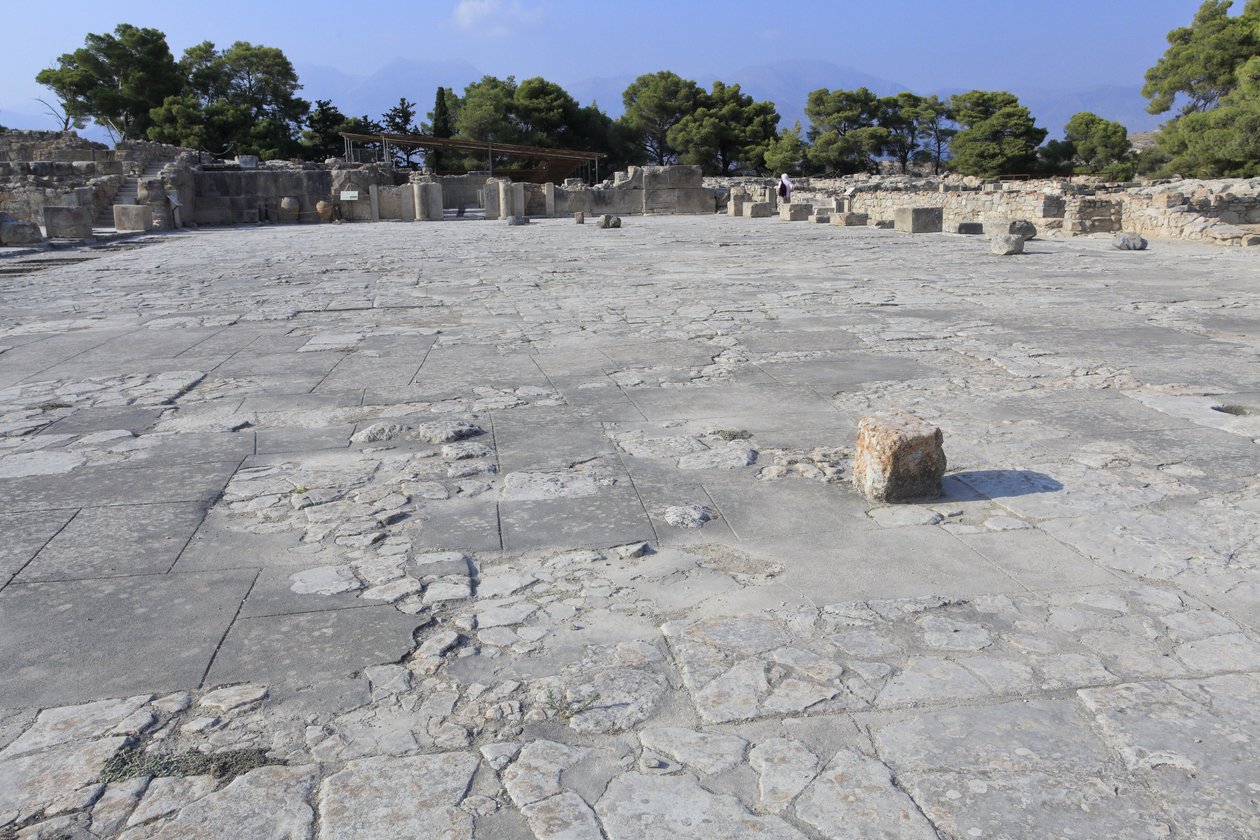 Minoïsch archeologisch terrein van Phaistos. De centrale binnenplaats, een basis architectonisch element van het Minoïsche paleis. Het is een kern waar de verschillende vleugels omheen zijn geplaatst. Deze centrale binnenplaats werd gebouwd in de tijd van  door Minoan