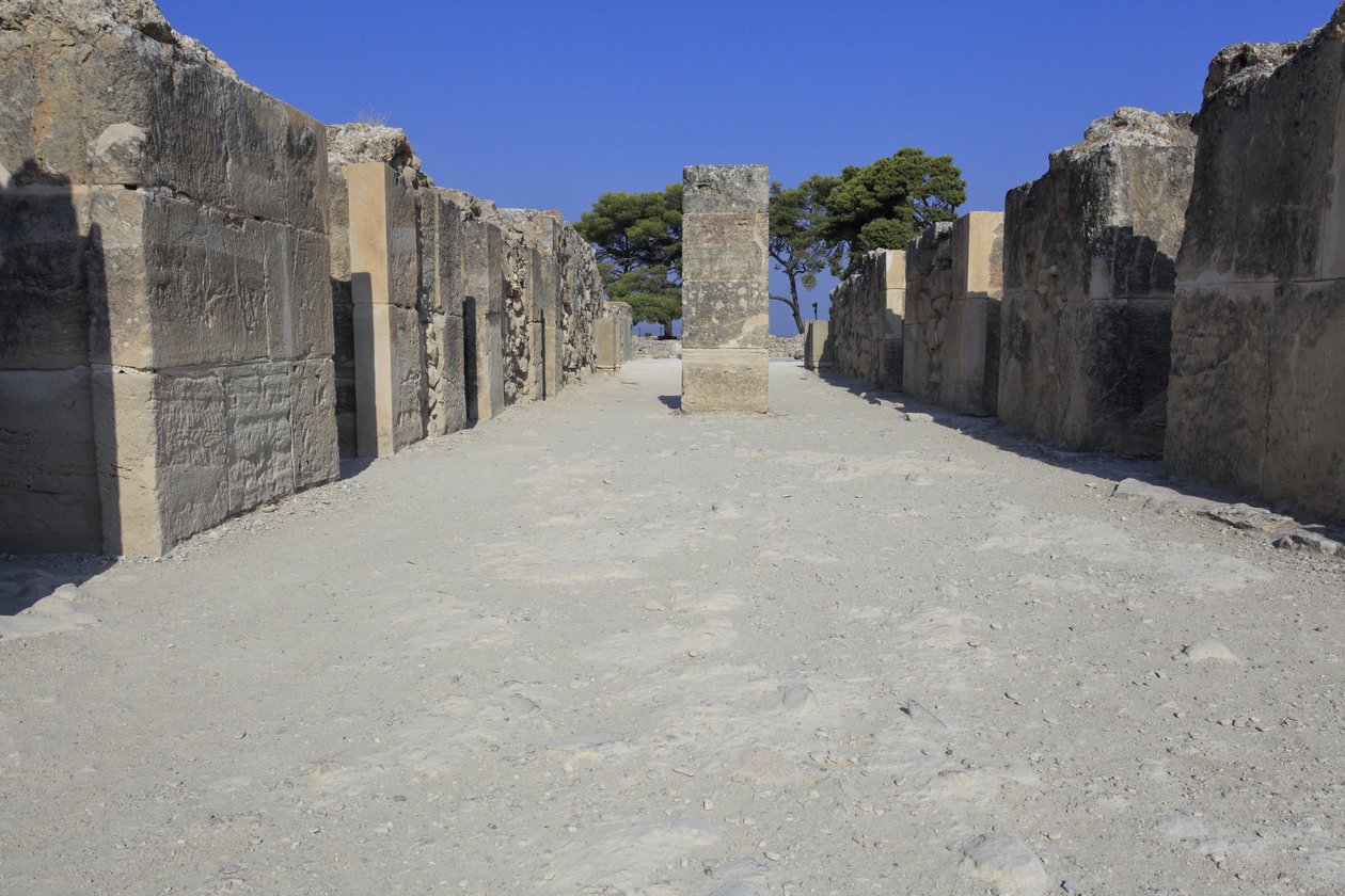 Minoïsche archeologische site van Phaistos. De westelijke magazijnen. Groot complex van de paleisopslagruimtes. Het bestaat uit de voorhal, de gang van de opslagruimtes en de opslagruimtes zelf. Aan weerszijden van de gang waren 11 magazijnen waarin de goe door Minoan
