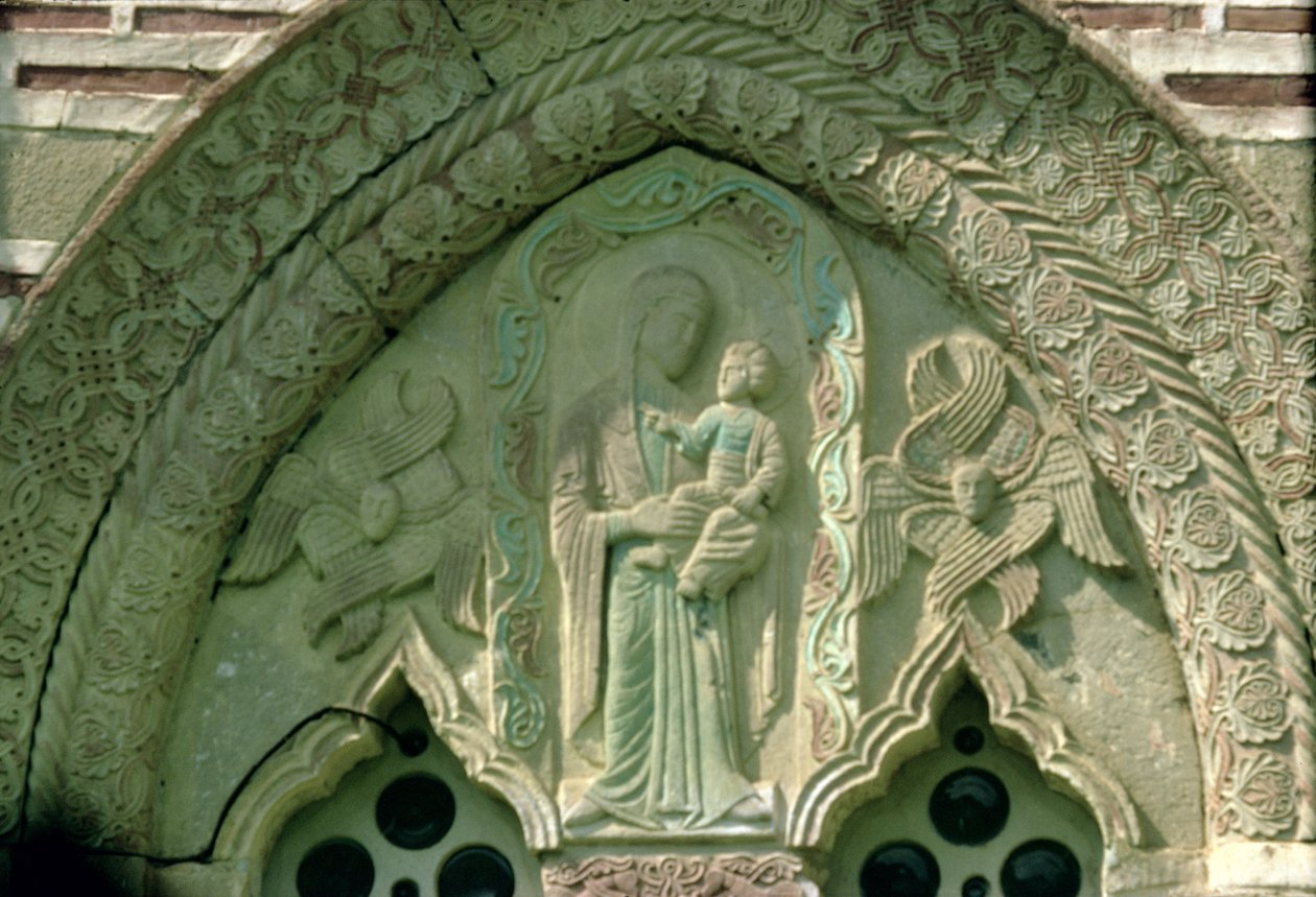 Madonna en Kind, raamdetail van de kerk, gebouwd 1413-17 door Morava School