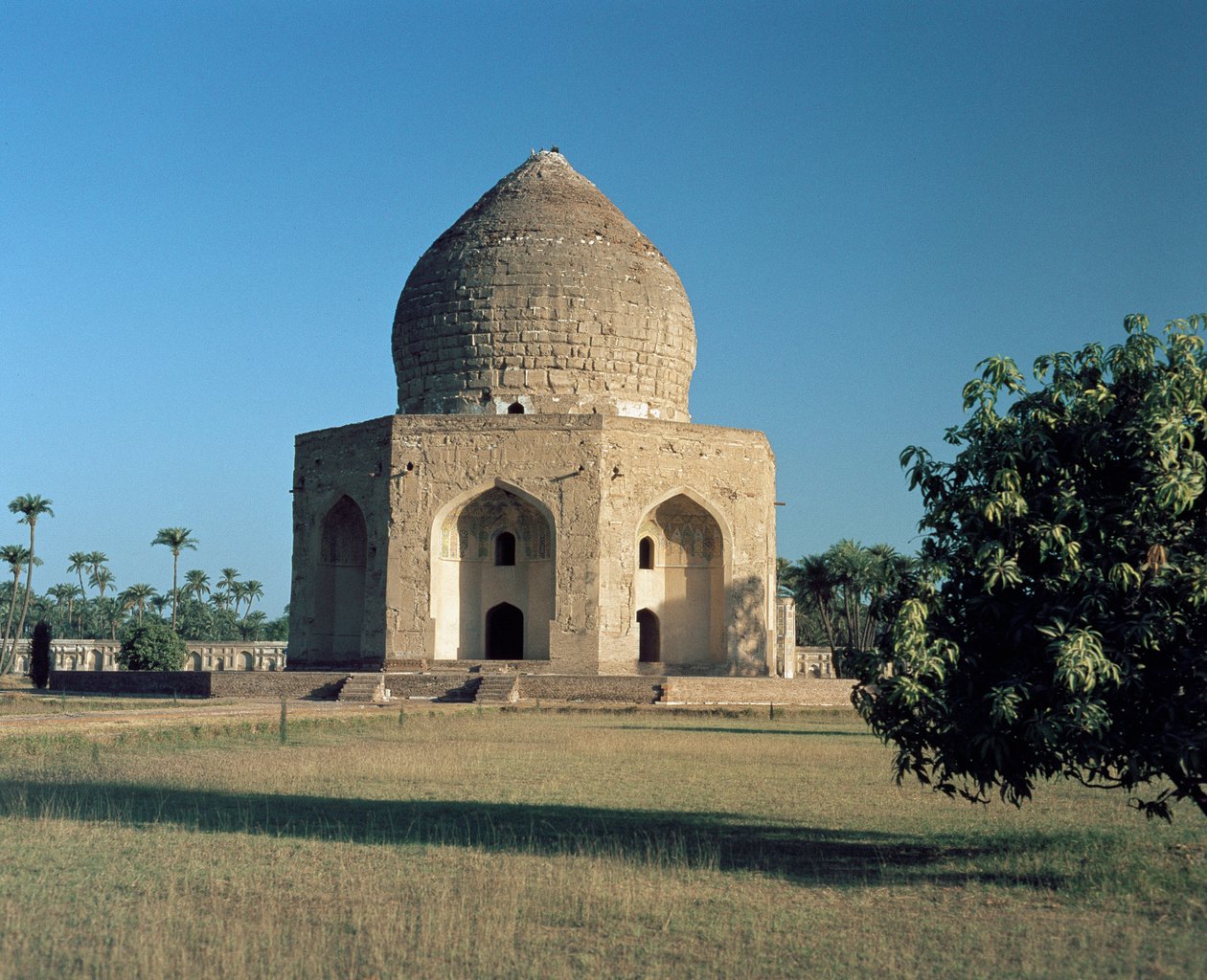 Uitzicht op het mausoleum van Asif Khan in Shahdara Bagh door Mughal School