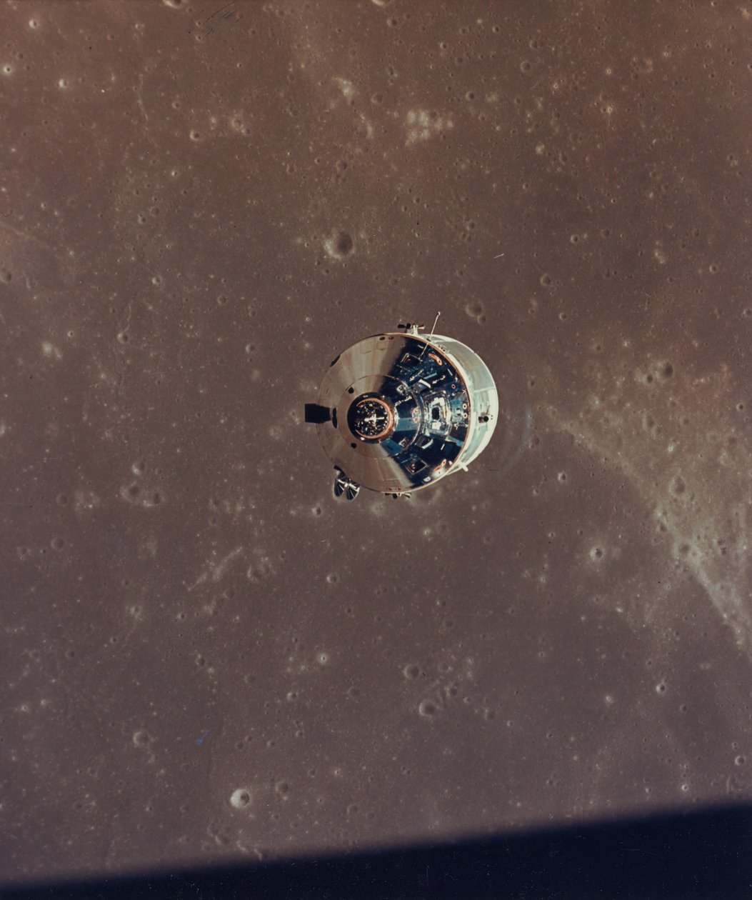 Apollo 11 Commando- en Servicemodules gefotografeerd vanuit de Lunar Module in een baan om de maan, 1969 door NASA Images