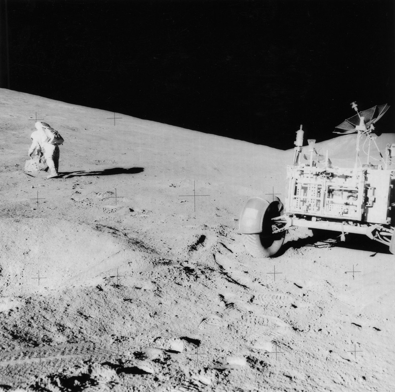 Astronaut David Scott op de helling van Hadley Delta tijdens Apollo 15, 1971 door NASA Images