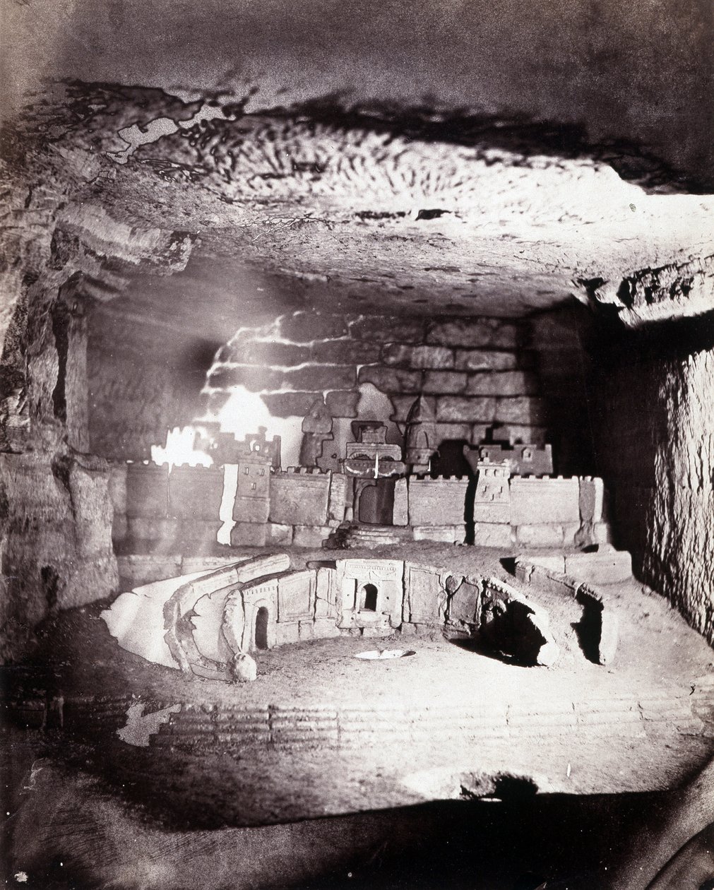 De catacomben van Parijs. Zicht op een architecturaal beeldhouwwerk van Port Saint Philippe dat Decure, belast met het consolideren van de ruimtes, ondernam in 1777 door Nadar