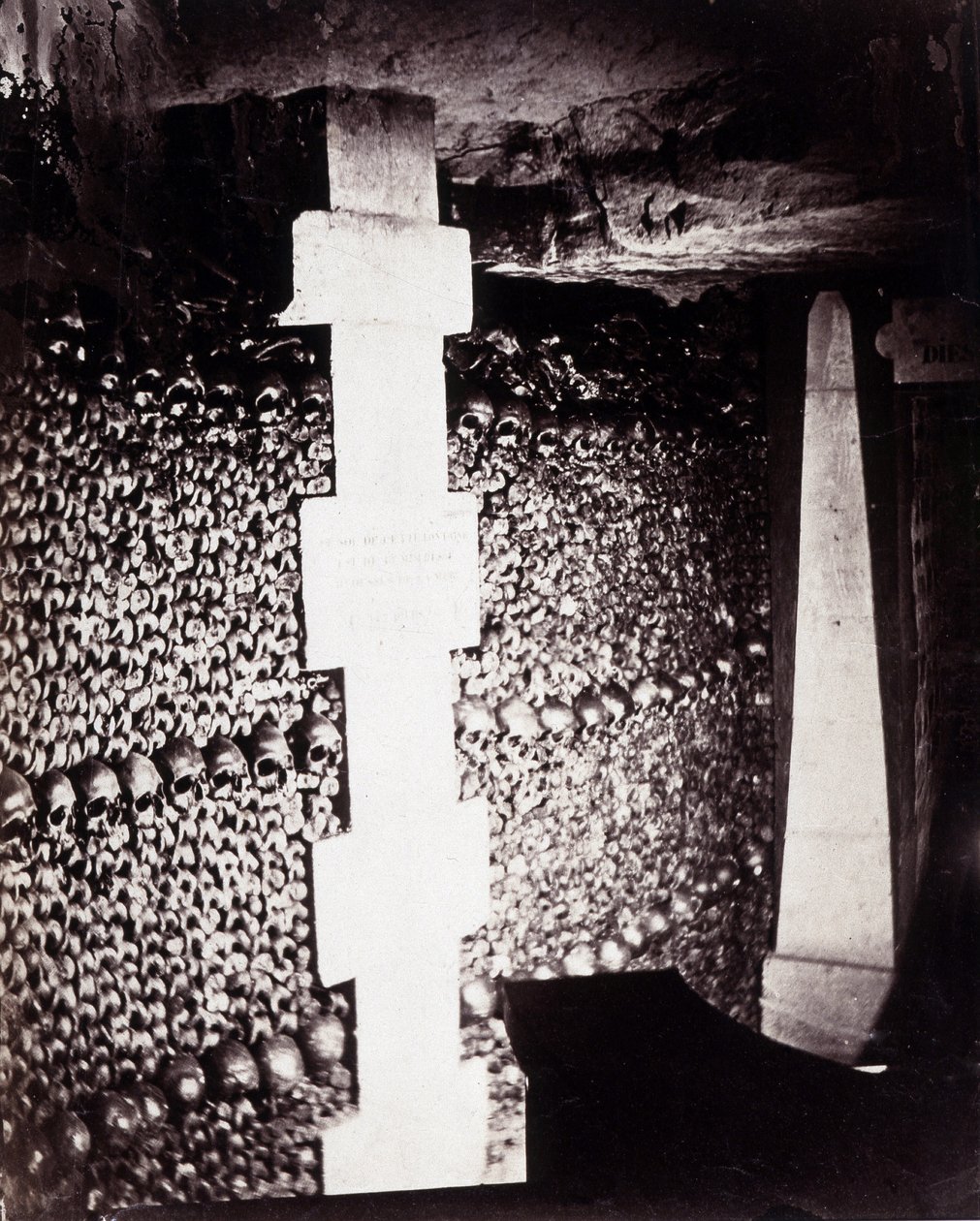 De beenderhuizen van de catacomben van Parijs. Dichtbij de bron van Lethe of Vergetelheid door Nadar