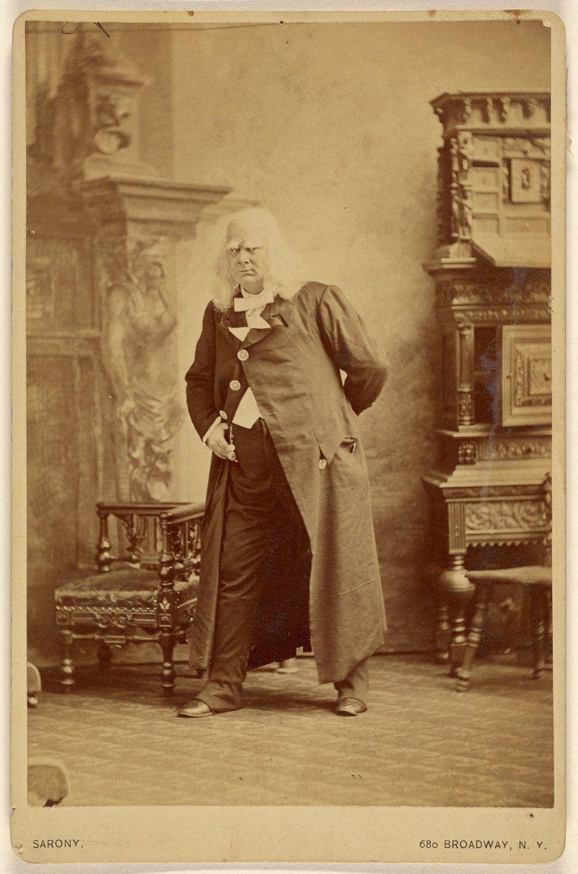 [Acteur met lange witte pruik en dikke witte wenkbrauwen, staand] door Napoleon Sarony