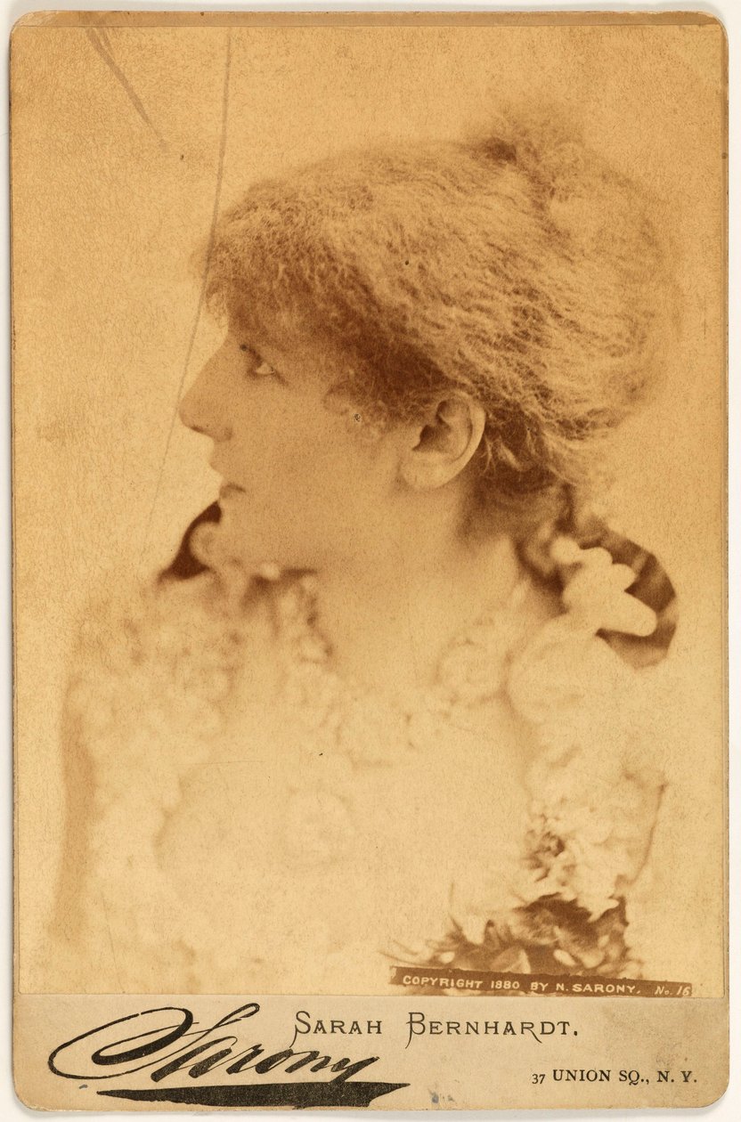 Porträt von Rosine Bernard, genannt Sarah Bernhardt (1844-1923), Schauspielerin door Napoleon Sarony