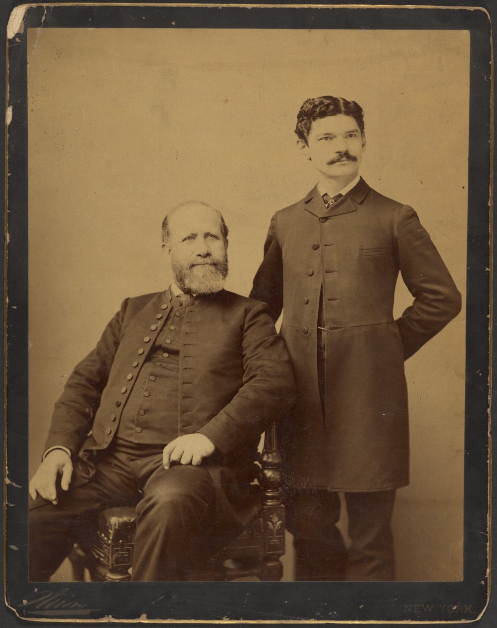 [Onbekende man met baard, zittend, naast een onbekende man met snor, staand] door Napoleon Sarony
