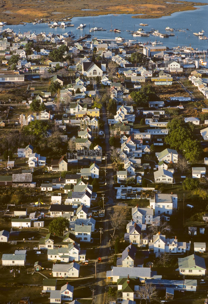 Luchtfoto van huizen langs King Street, de nederzettingsas van Tangier Island door Nathan Benn