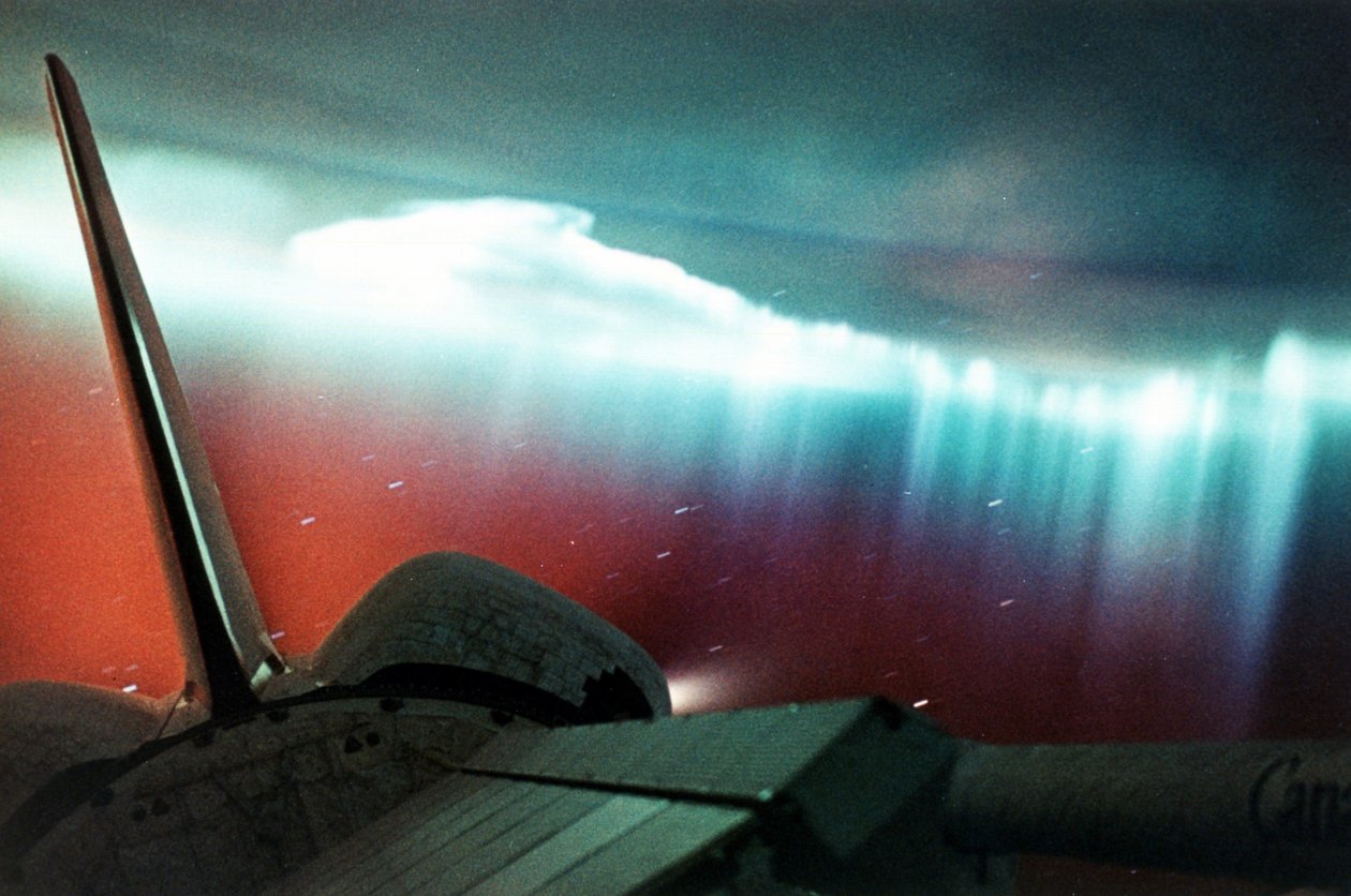 Aurora Australis (gordijnvorm) gezien vanuit Space Shuttle Endeavour, waarvan een deel te zien is in de rechterbovenhoek. April 1994. door National Aeronautics and Space Administration National Aeronautics and Space Administration